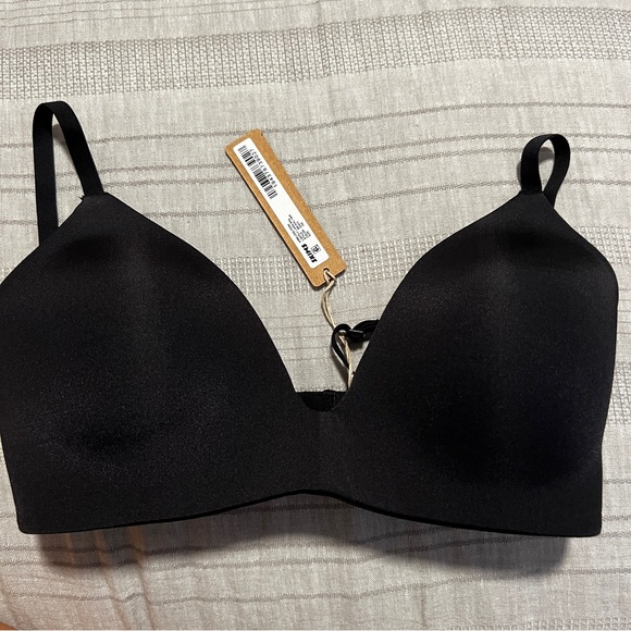 SKIMS NWT WIRELESS FORM
PUSH UP BRA size 34DD - Picture 5 of 6